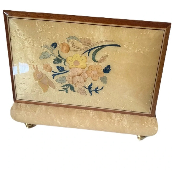 Beautiful vintage jewelry music box​